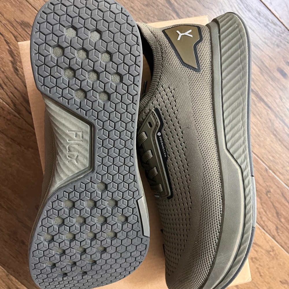 Flux Adapt Runner - Waterproof Knit Lace-Up Runner Shoes - Olive size 7.5 M/ 9 W - Picture 8 of 10